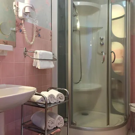 فندق Restaurant Le Grillon 2*