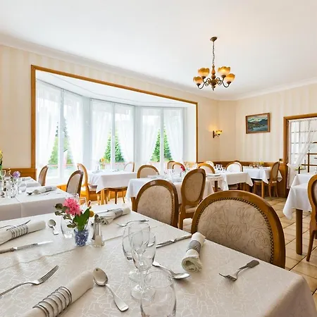 Restaurant Le Grillon ホテル