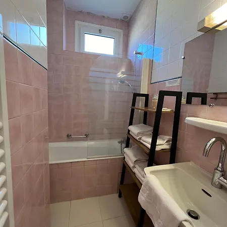 Restaurant Le Grillon فندق