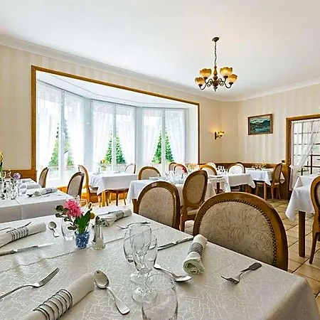 Hotell Restaurant Le Grillon 2*