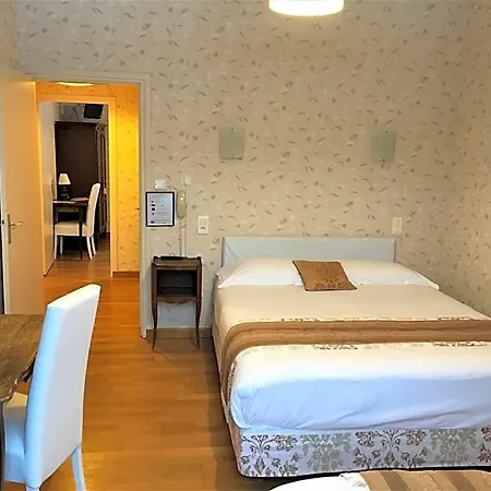 Hotell Restaurant Le Grillon 2*
