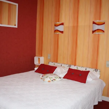 Restaurant Le Grillon فندق